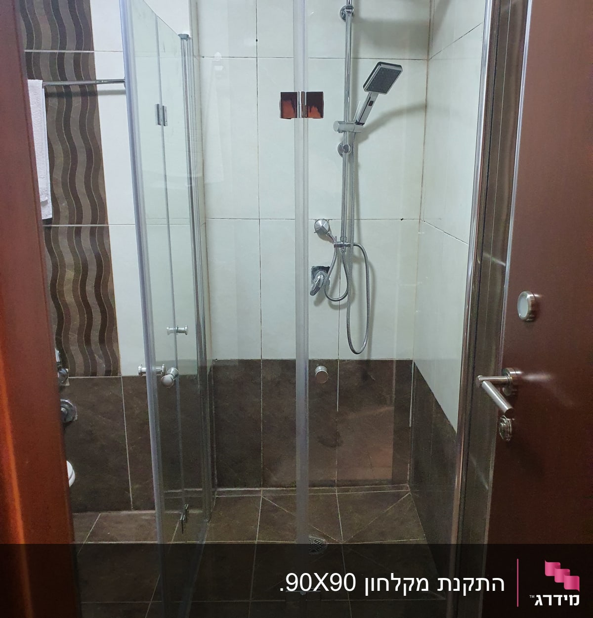 מקלחון זכוכית עם ראש מקלחת מרובע